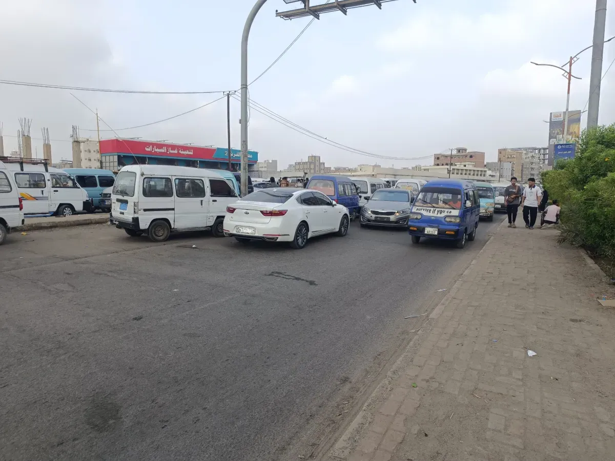 Gas Shortage Queues Paralyze Traffic in Aden Amid Regulatory Oversight Failures