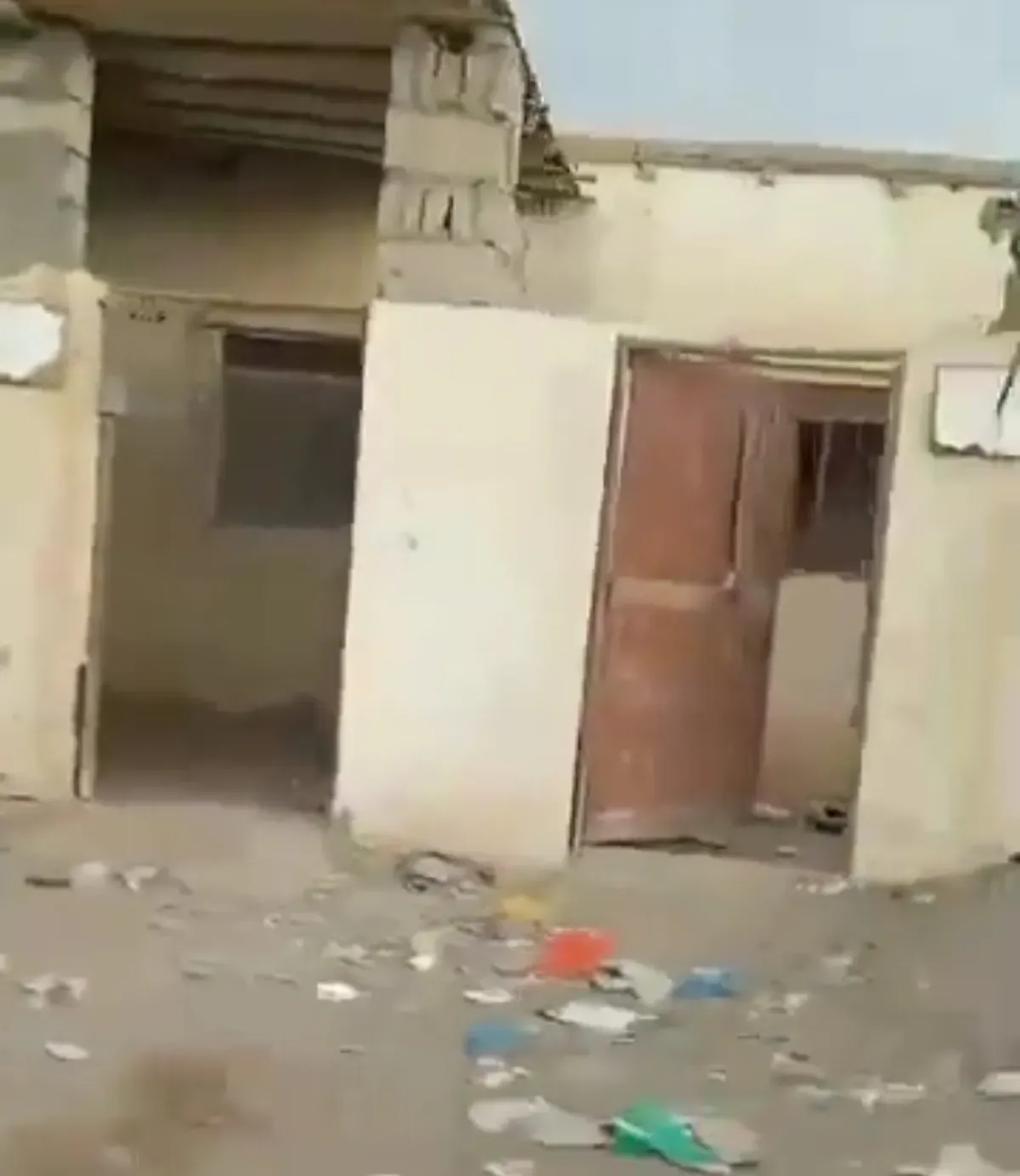 Houthi Militia Evicts Displaced Families from Kuwait-Funded Housing Project in Al-Khokha