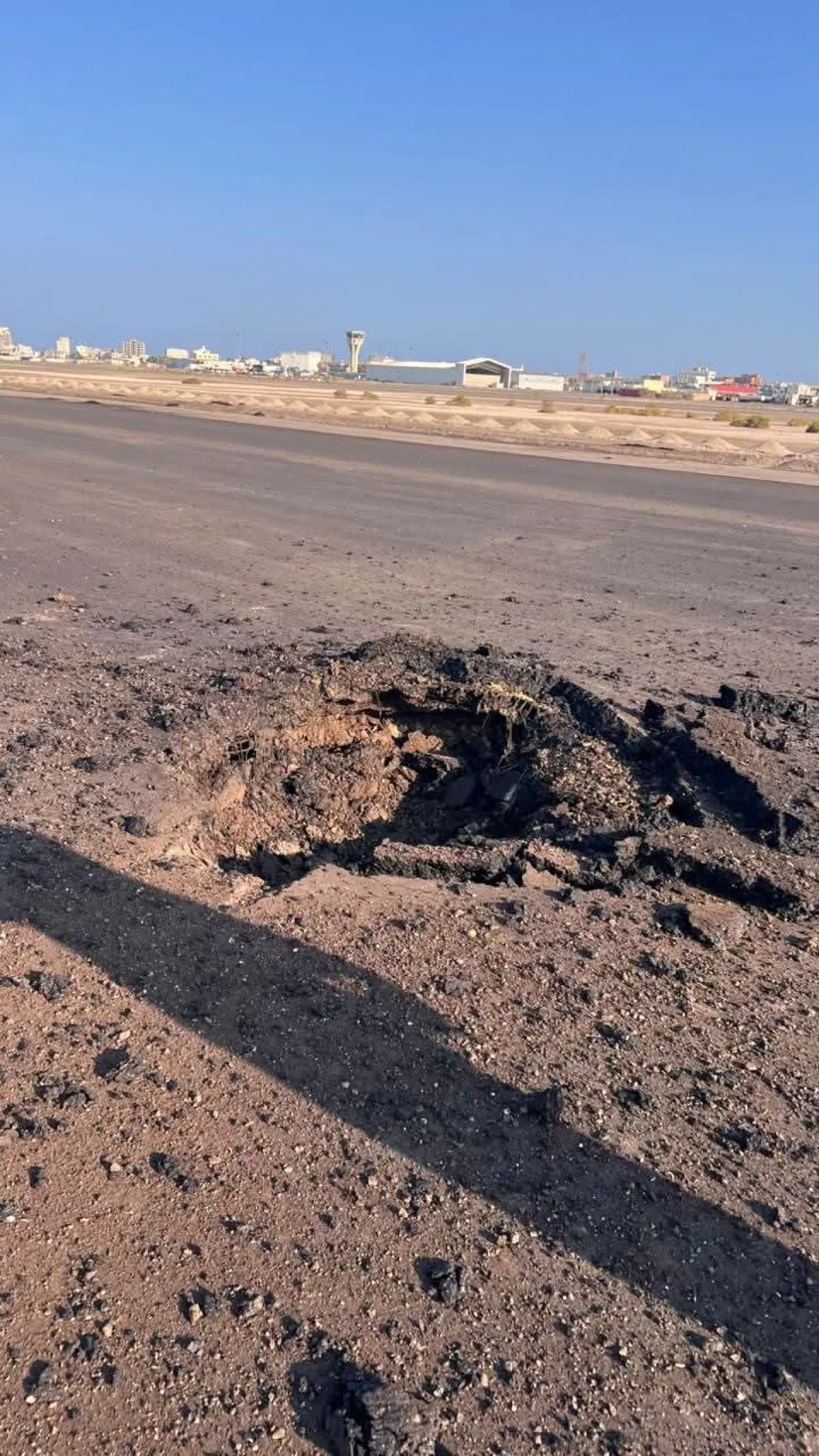 وزارة النقل اليمنية تطالب بموقف دولي حازم لحماية مطار عدن بعد تعرضه لـ 6 هجمات حوثية متكررة